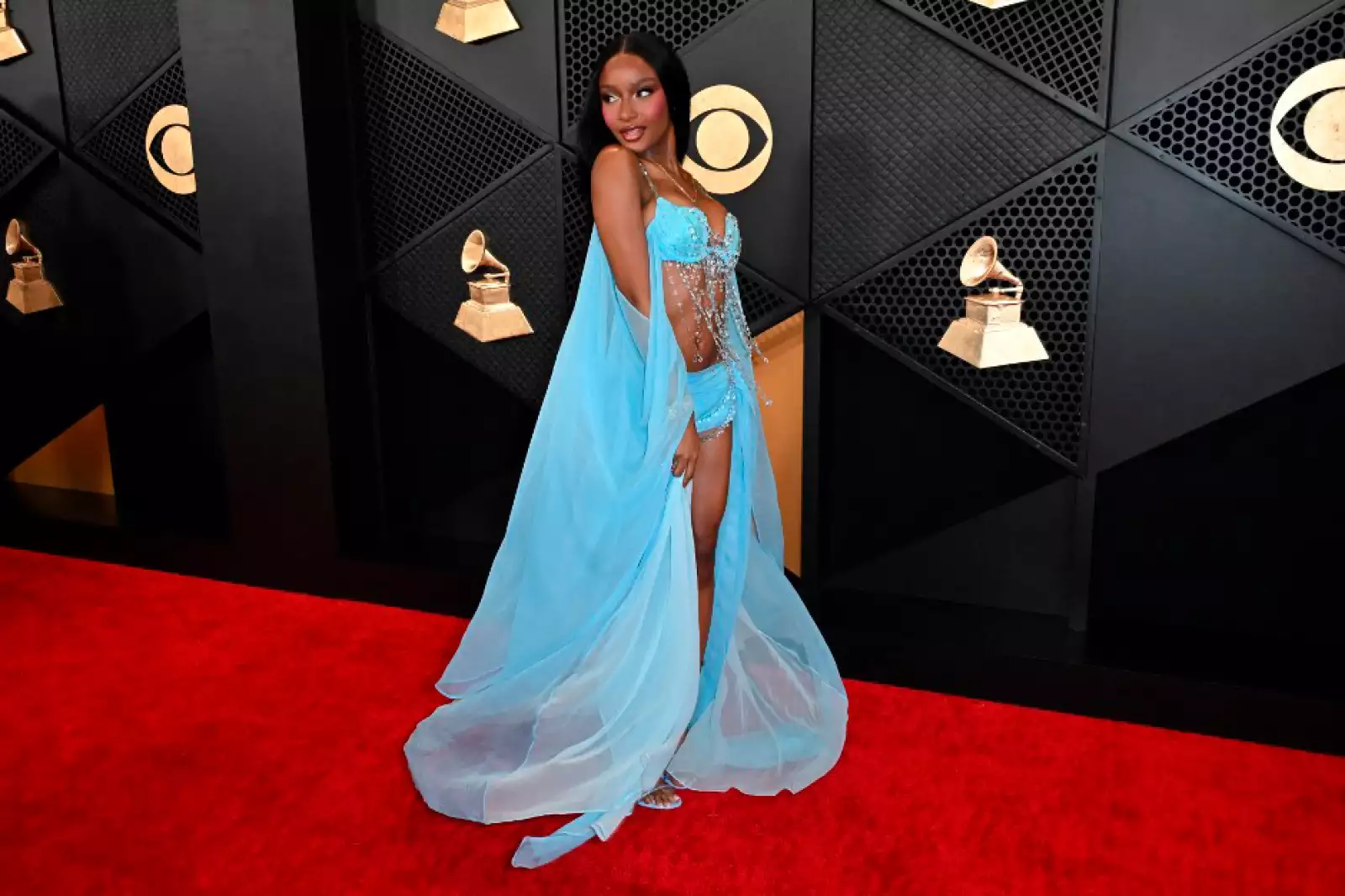 La cantante nigeriana Ayra Starr desfiló por la red carpet con un vestido look muy original y llamativo de los Grammy 2024. 