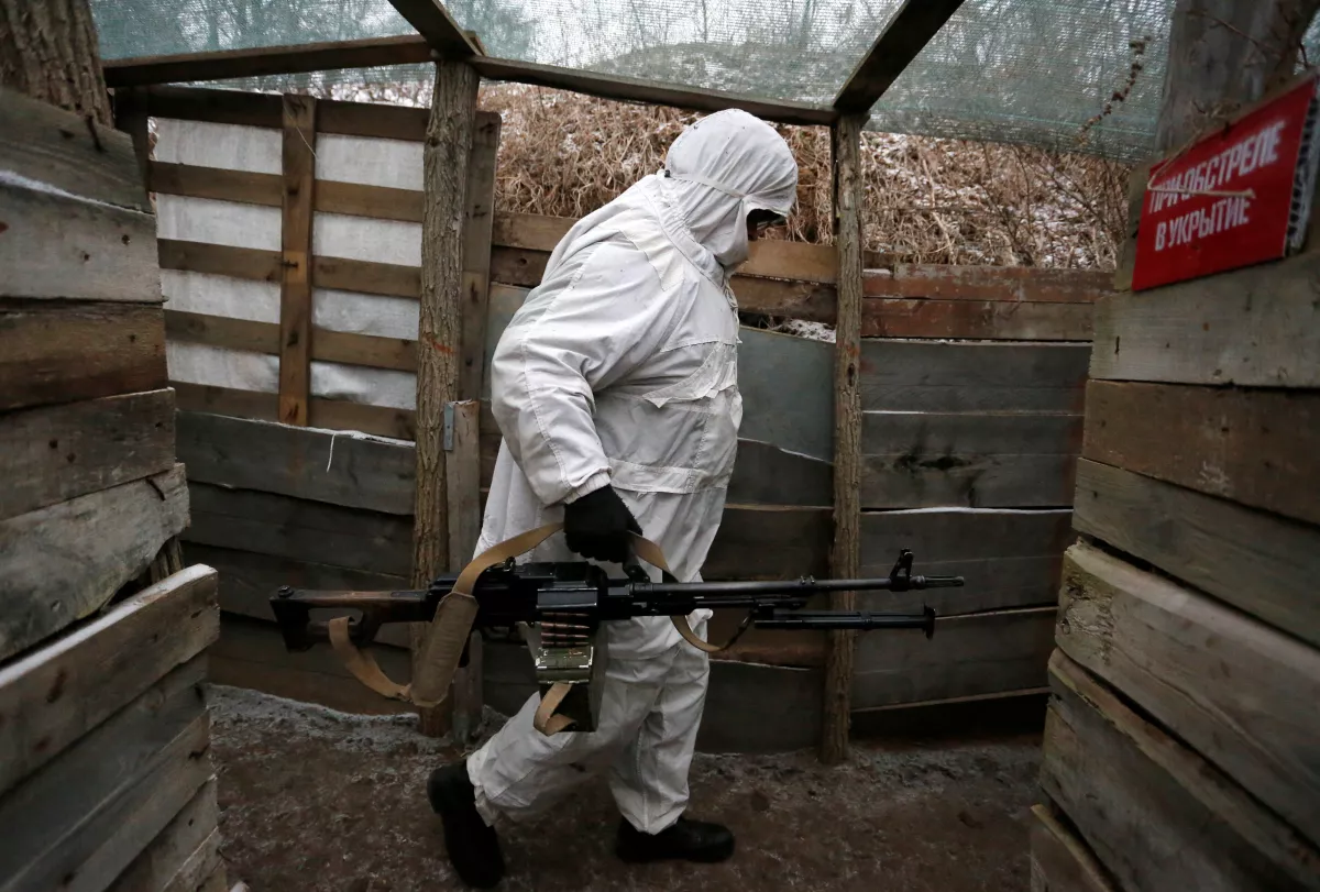 Un militante de la autoproclamada República Popular de Donestk (DNR) carga con un arma en la línea de separación de las fuerzas armadas de Ucrania, cerca del enclave controlado por los rebeldes de Yasne, en la región de Donetsk, Ucrania. 