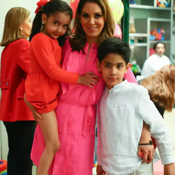 Mari Rouss Sandhú con Maria Antonia y Gonzalo