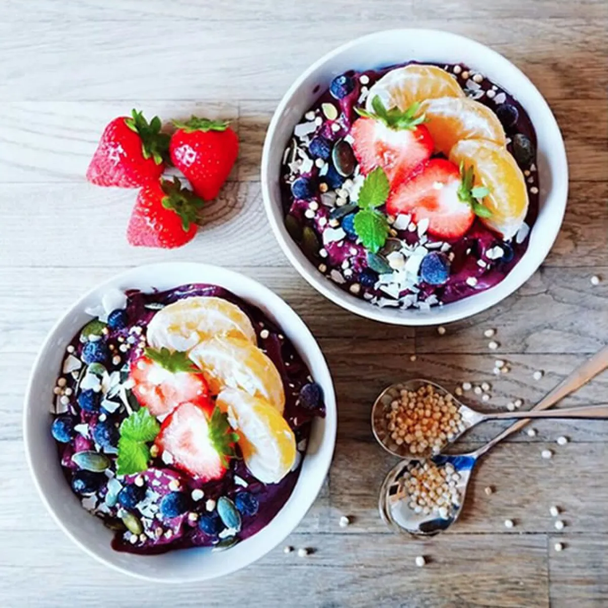 Puedes incluir fresas, mandarinas o naranajas, moras y granola para hacerlo aún más saludable.