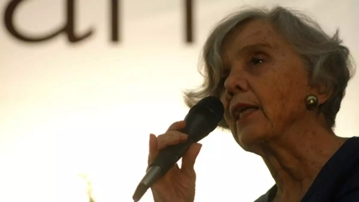 escritora elena poniatowska en una conferencia en la universidad iberoamericana