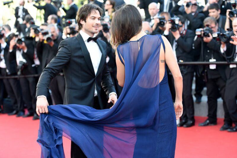 En todo momento, Ian estuvo al pendiente de que el vestido de su esposa luciera impecable.
