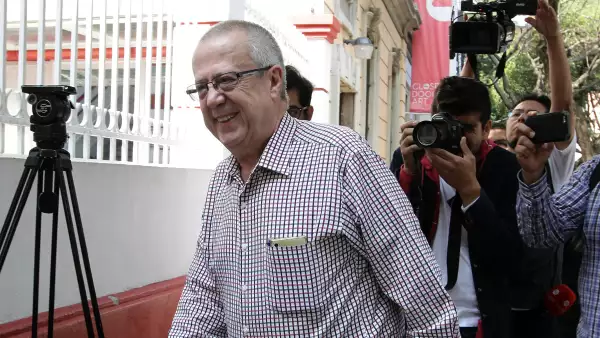 Carlos Urzúa en Twitter