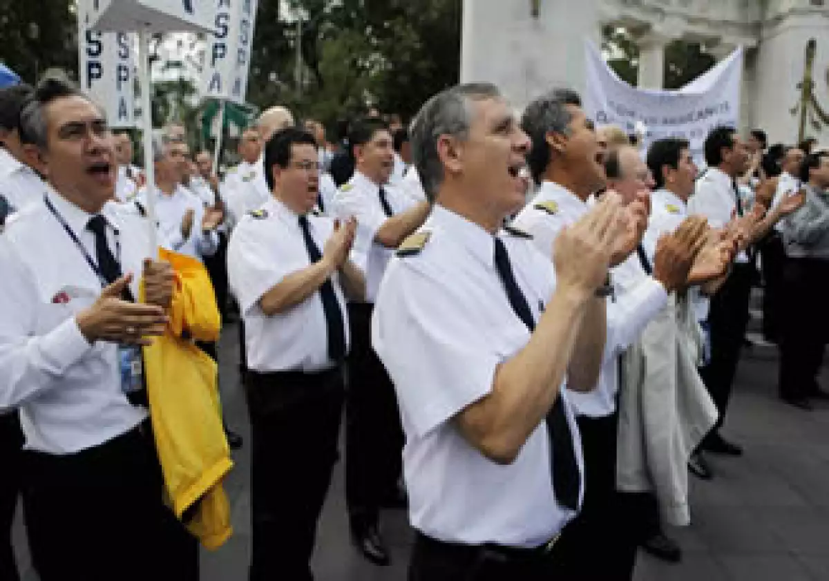 Los pilotos negocian con PC Group un nuevo contrato colectivo de trabajo y los pasivos laborales. (Foto: AP)