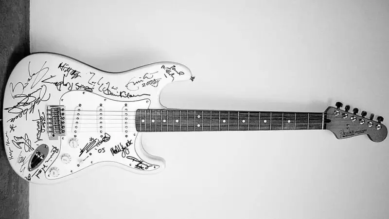Reach Out to Asia Fender Stratocaster - 2,7 millones de dólares