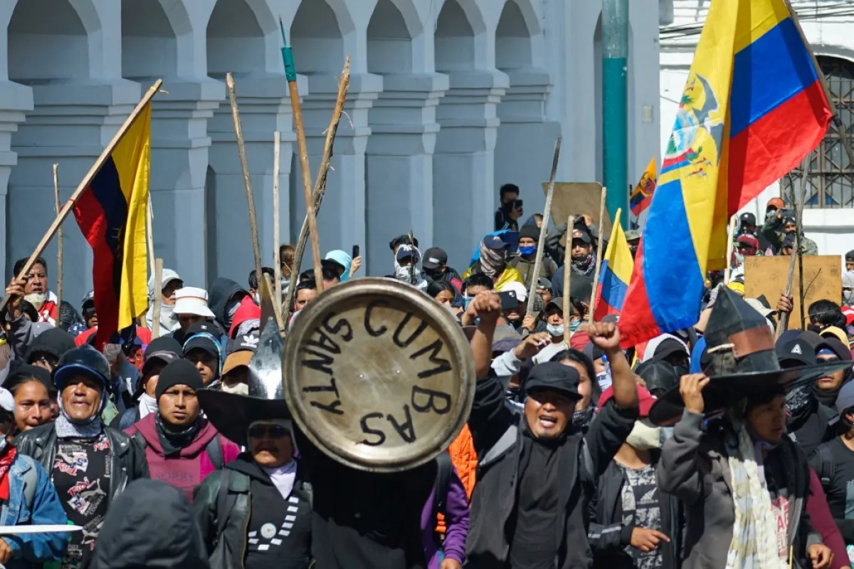 Indígenas protestas marchan en el centro de Quito en el décimo día consecutivo de protestas contra el gobierno ecuatoriano.