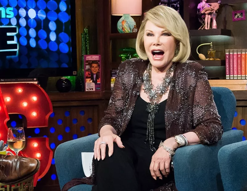 El día de hoy se anunció el fallecimiento de una de las grandes comediantes de nuestros tiempos y para los amantes de la moda y los espectáculos la noticia cae como un balde de agua helada.