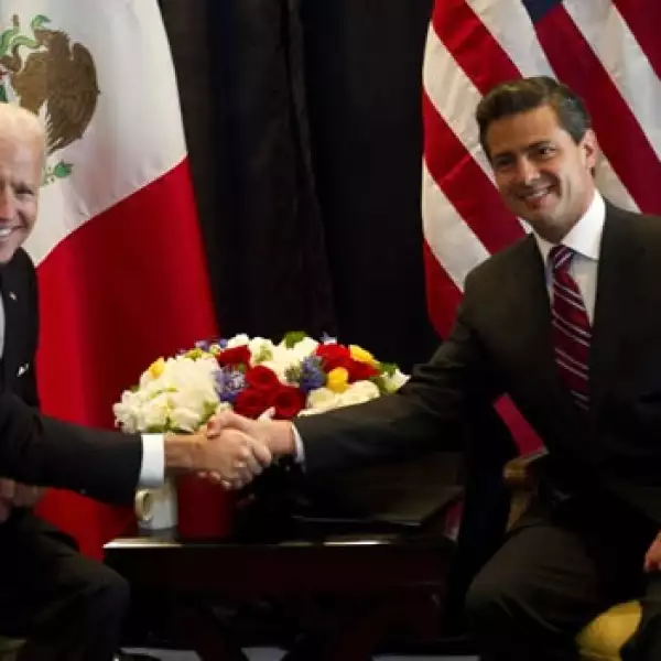 Joe Biden saluda a Enrique Peña Nieto