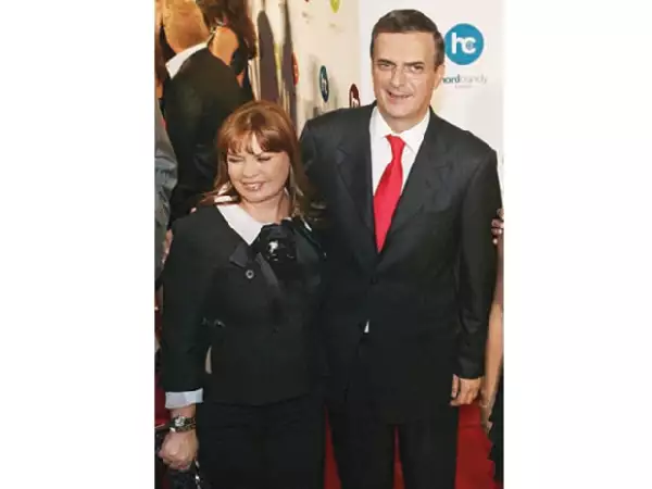 CÓMPLICES. La artista fue un apoyo para el político perredista durante los primeros años de su mandato.