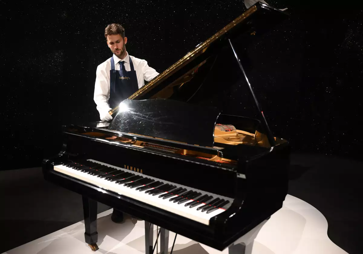 freddie-mercury-piano-subasta