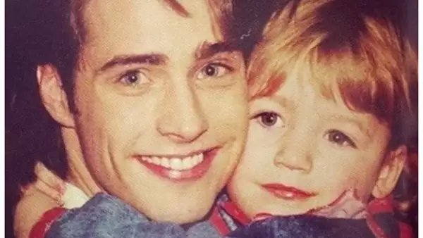 La actriz de Gossip Girl sorprendió a todos al publicar en Instagram una foto en la que aparece con Jason Priestley, justo en la época del éxito de Beverly Hills 90210.