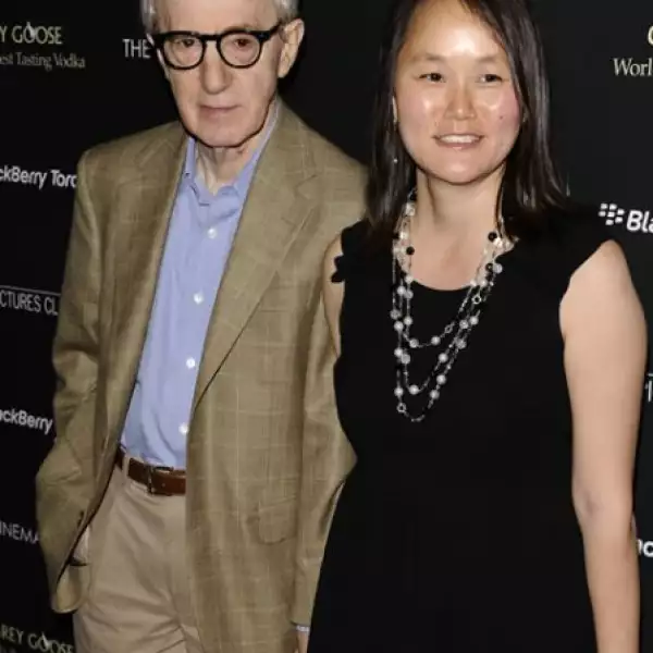 Soon Yi y Woody Allen hacen una de las parejas más disparejas del espectáculo. Él la conoció cuando sólo era una niña, la hija adoptiva de su entonces pareja Mia Farrow. Salieron un par de veces juntos y el resto es historia. Woody lleva a Soon Yi 35 años