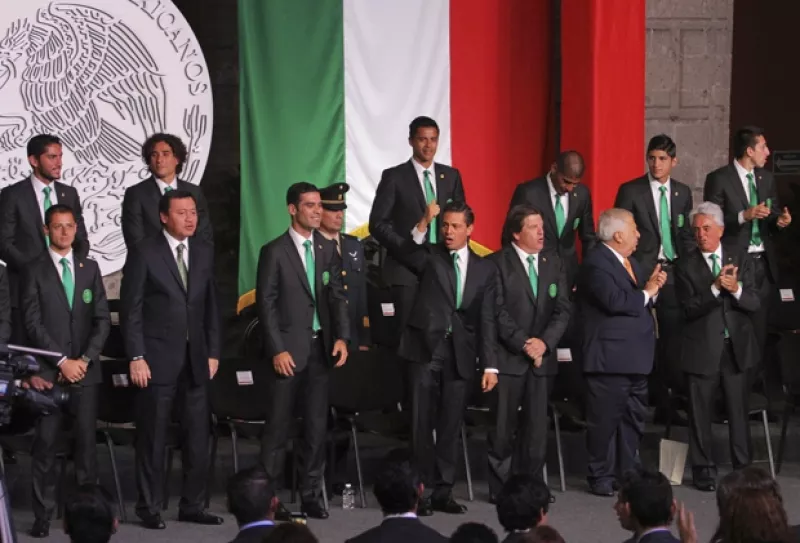 El presidente de México entregó la bandera de nuestro país al capitán de la selección, Rafa Márquez, durante una ceremonia en el Palacio Nacional previa a su viaje al mundial.