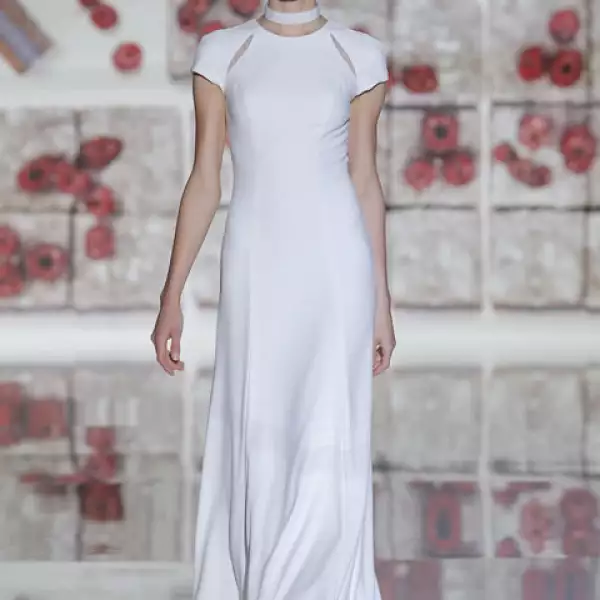 Vestido estilo forreau de crepe de seda con aperturas en los hombres cubiertas por retazos de encaje.