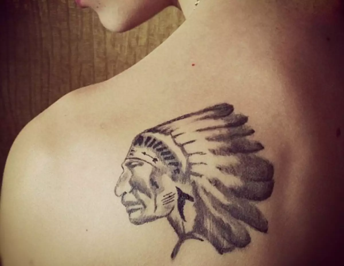 Pese a la polémica por la que atraviesa el ídolo juvenil, ayer el cantante prefirió que sus fans hablen de su nuevo dibujo, el cual está inspirado en un equipo de hockey.