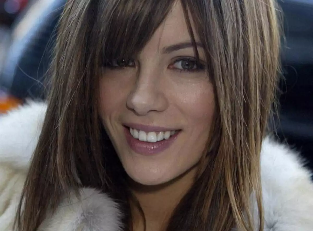 Es verdad que no necesitaría más que ponerse uno de sus trajes de cuero para seducir a los hombres, pero además tiene otra arma: habla perfectamente cuatro idiomas.