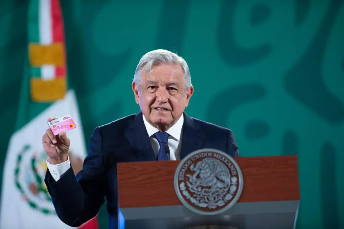 amlo-tarjeta-adrian.jpeg