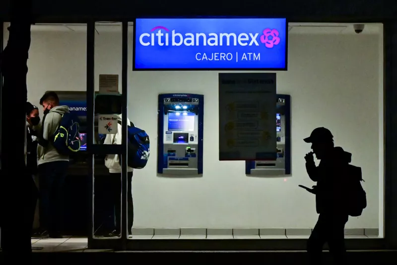 El banco Inbursa quiere comprar Banamex. (Cajeros automáticos de Citibanamex)