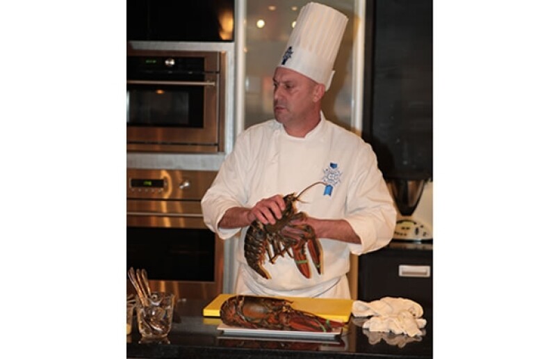 El chef Denis Delaval dejando lista la langosta para preparar el platillo.