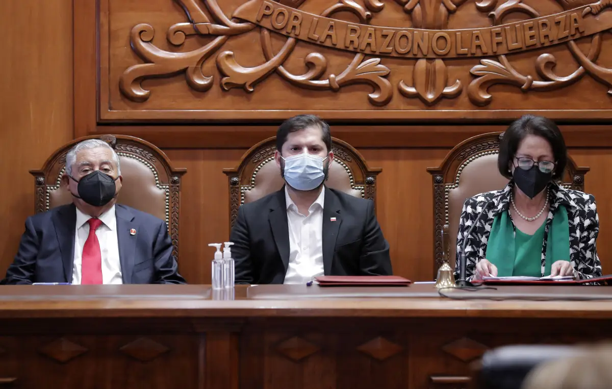 El presidente electo de Chile, Gabriel Boric, es fotografiado en el Tribunal Calificador de Elecciones (Tricel) en Santiago, Chile, durante su proclamación oficial como presidente electo. 