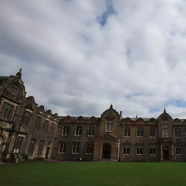 St. Andrews no es sólo conocida como la cuna del golf,  también es la sede la universidad más antigua de Escocia y una de las mejores universidades de Gran Bretaña. Fue fundada en 1413 y domina el ...