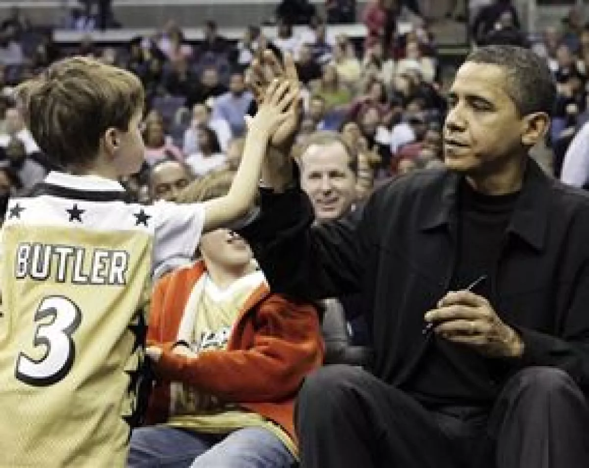 El viernes después de anunciar la estrategia para el retiro de tropas en Irak, el mandatario acudió a la cancha de los "Wizards" de Washington para presenciar el partido contra los "Toros de Chicago".