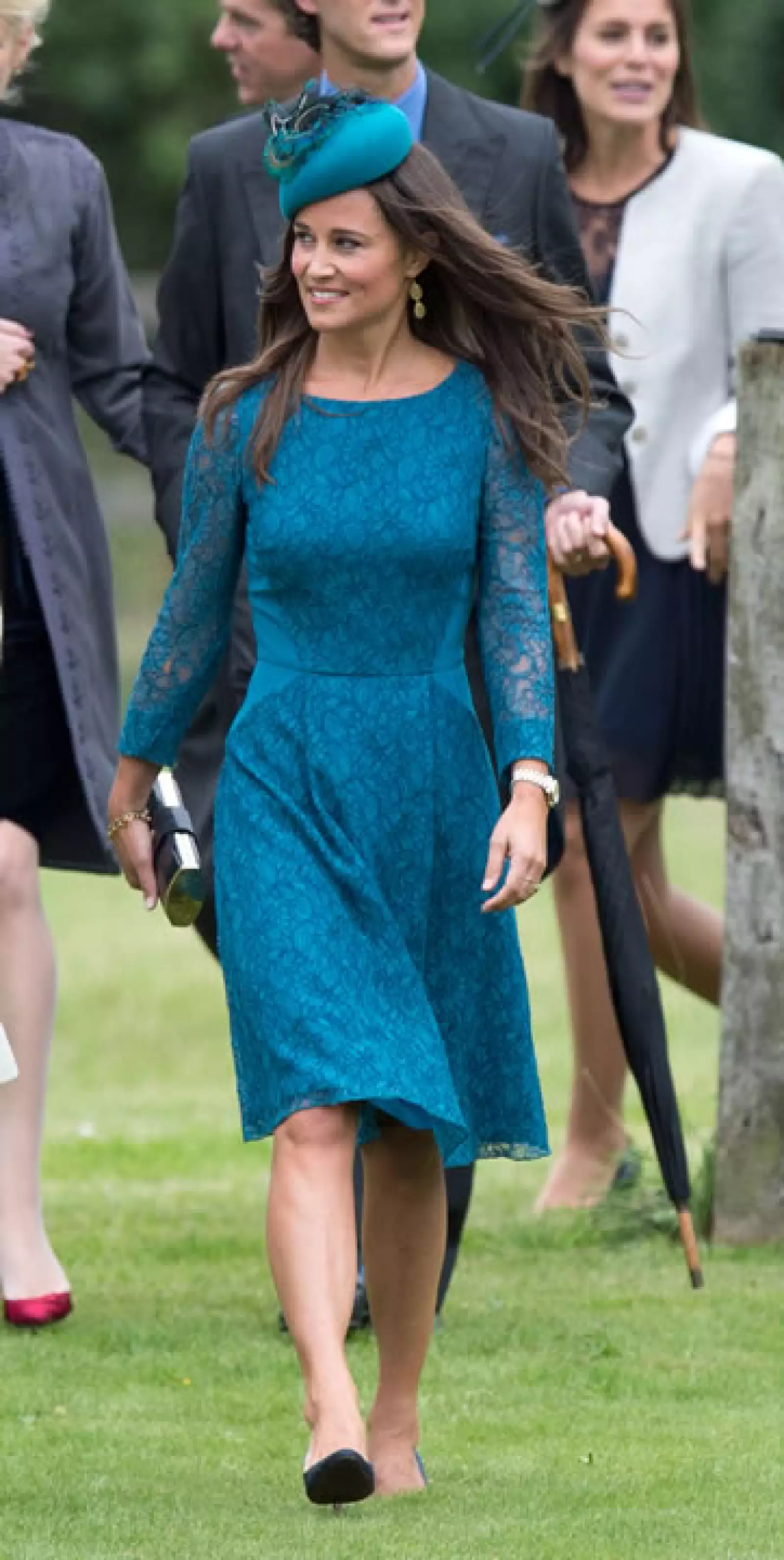 Pippa lució espectacular en un vestido azul, usando un sombrero del mismo color como accesorio y tacones del mismo tono.