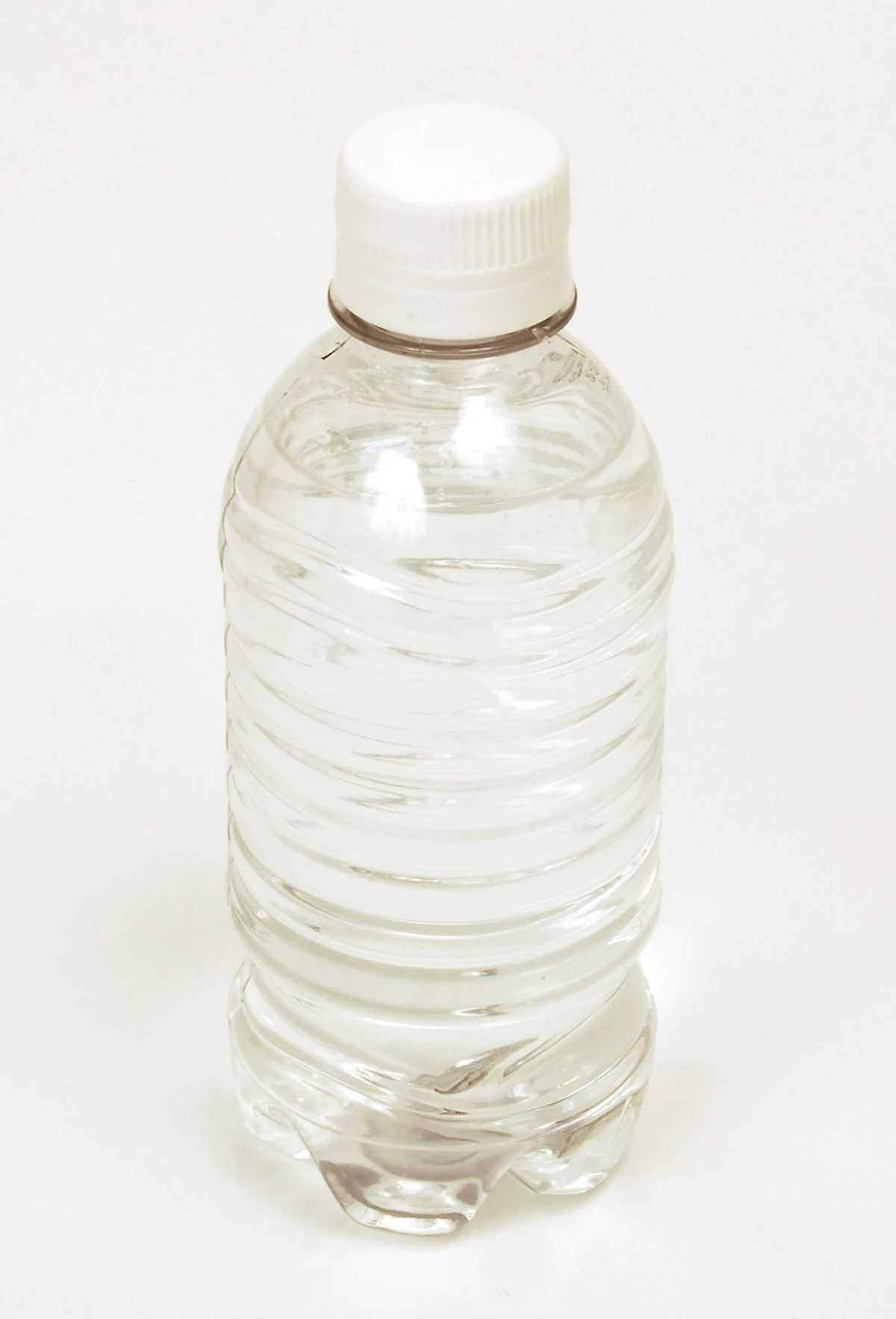 BOTELLA RECICLADA. La resina de pet reciclado se utiliza para fabricar nuevas botellas y envases grado alimenticio