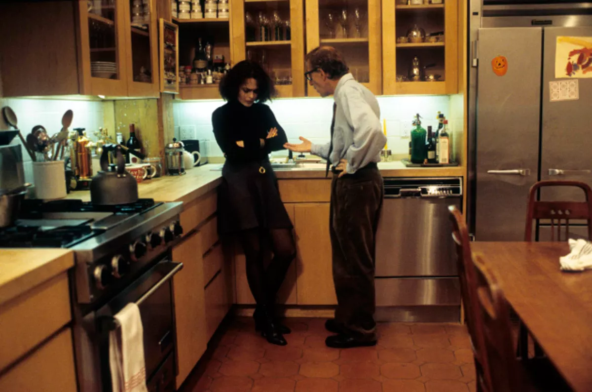 Helena Bonham Carter como Amanda, esposa de Lenny