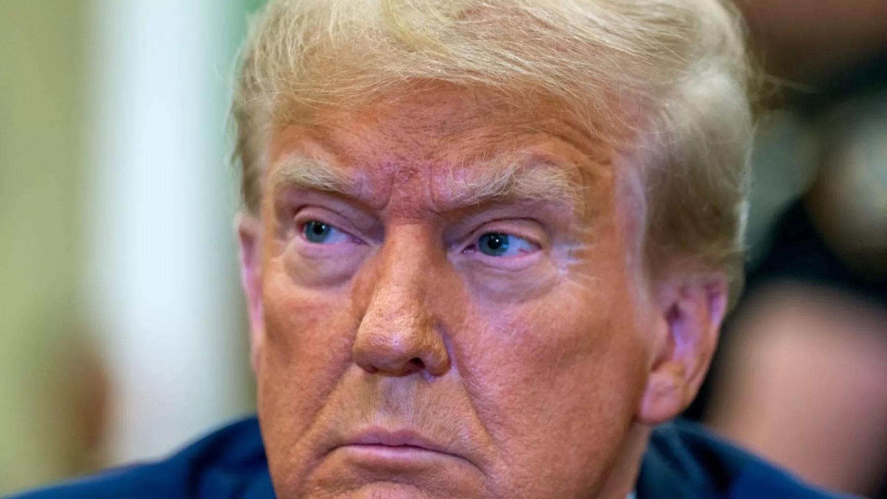 El expresidente Donald Trump se prepara para testificar durante su juicio en la Corte Suprema del Estado de Nueva York en Nueva York, EE. UU., el 6 de noviembre de 2023. 
