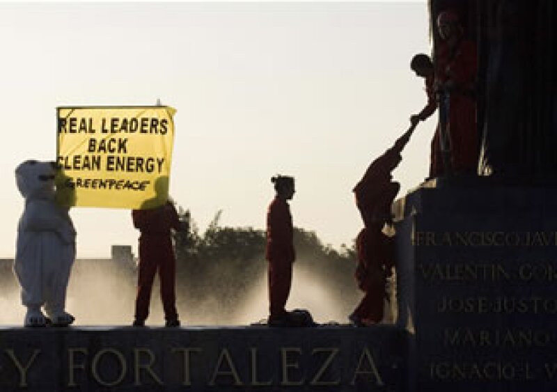 Los manifestantes subieron a la estatua de la Minerva y desplegaron una bandera con la leyenda “Líderes verdaderos apoyan la energía limpiaâ€. (Foto: Reuters)