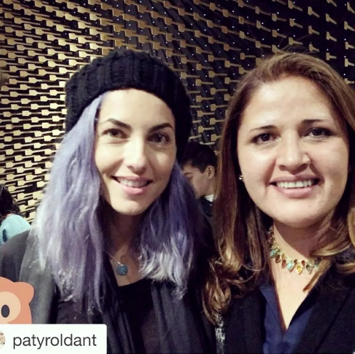 Bárbara mori con el pelo morado 