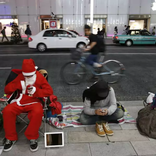 Un hombre vestido de Santa Clos hizo su aparición frente a la tienda Apple de Ginza.