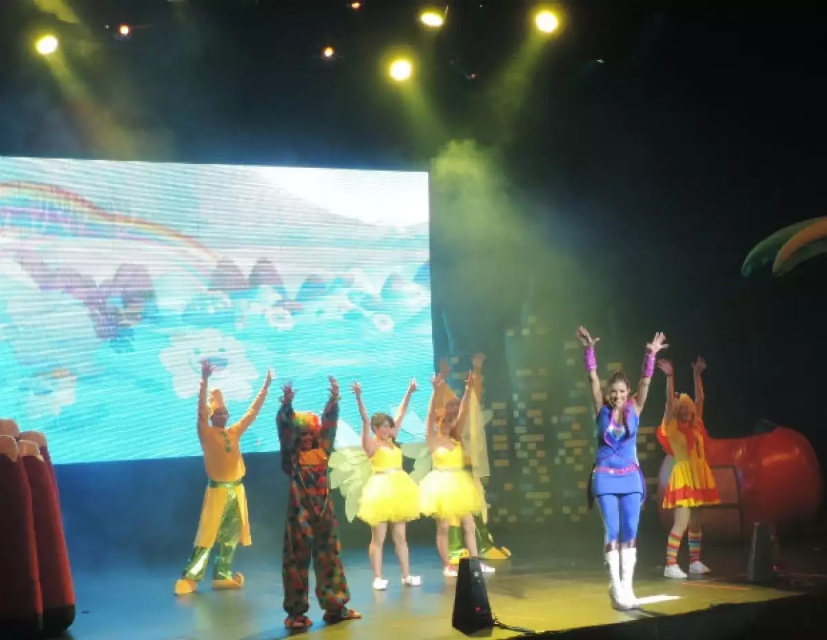 El espectáculo estuvo lleno de coreografías que los niños siguieron junto a la artista.