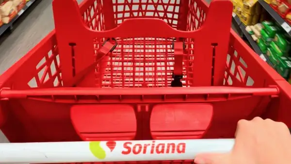 Soriana bajará la cortina de 20 tiendas durante 2026 y reducirá la superficie de venta en alrededor de 60 unidades, principalmente en el formato Híper. Sin embargo, la apuesta también abre una nueva vía de ingresos: aprovechar los metros cuadrados que dejen de utilizar las tiendas para destinarlos a la renta de espacios comerciales.
