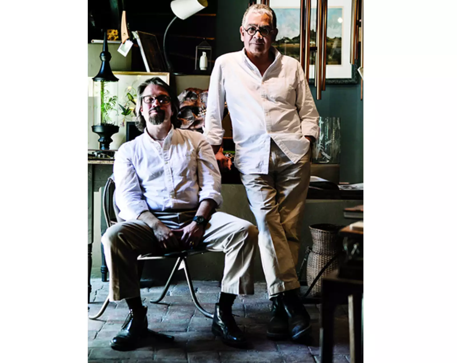 Alfredo García-Lucio y Jim McKeever comenzaron esta tienda vendiendo comedores para colibríes hechos a mano. Con el tiempo fueron incluyendo muebles, accesorios y otros objetos de decoración, que d...