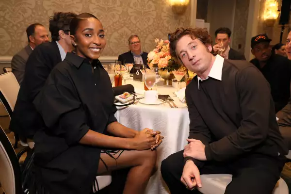 Ayo Edebiri y Jeremy Allen White