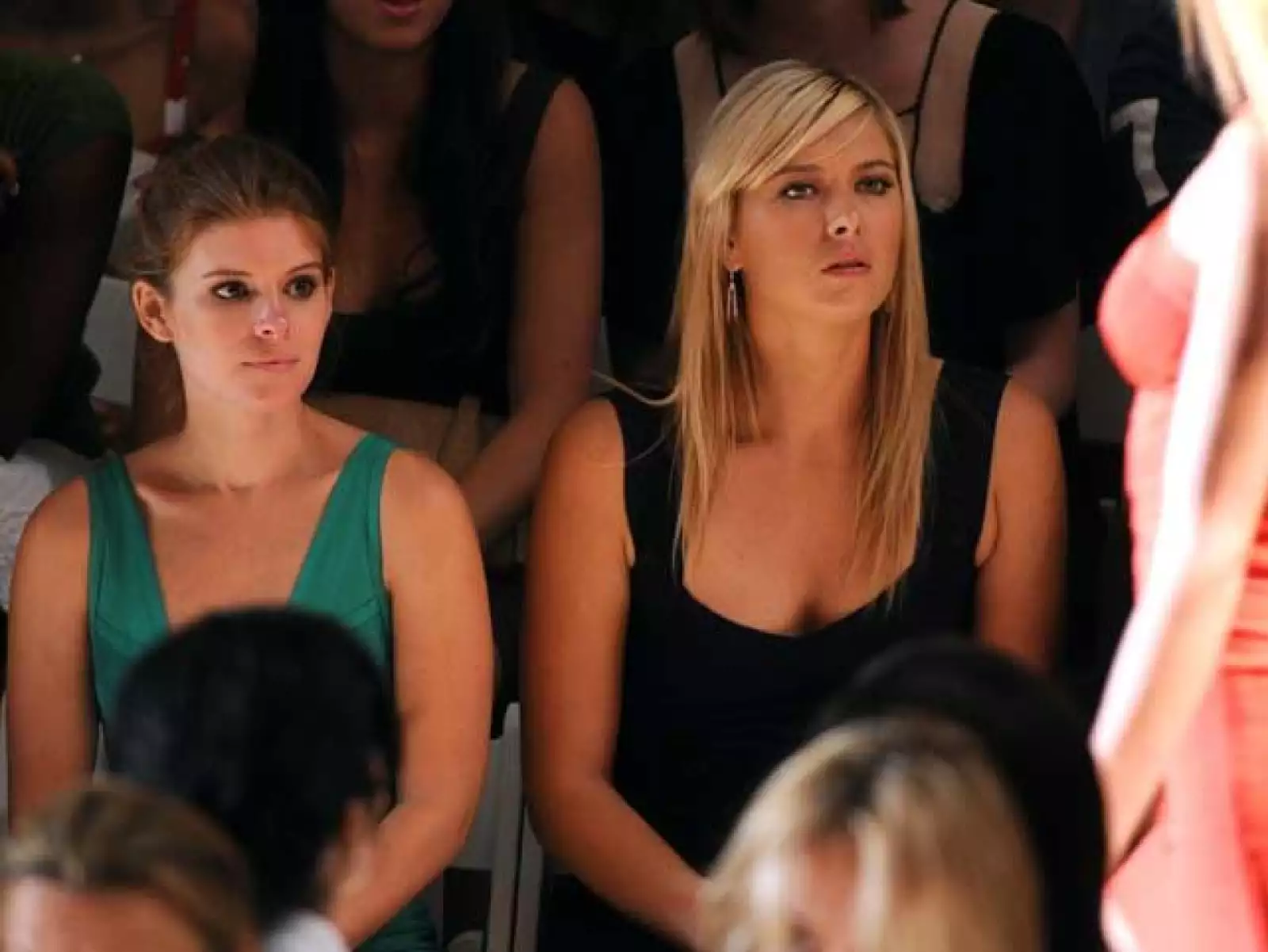 La actriz Kate MAra y la tenista Maria Sharapova durante el desfile de Max Azria.