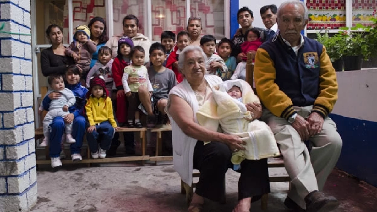 Un hogar de tipo familiar en la Ciudad de México, integrada por padre, madre, hijos, abuelos y nietos