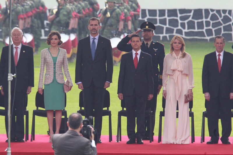 La llegada de los monarcas fue saludada con una salva de cañonazos con la que dio inicio la ceremonia de bienvenida.