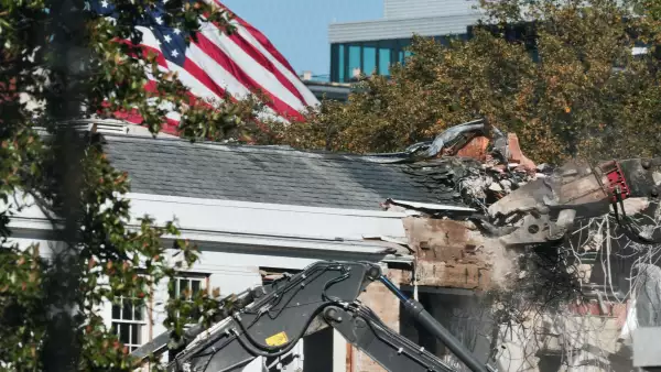 La maquinaria pesada derriba una sección del Ala Este de la Casa Blanca mientras comienza la construcción en el salón de baile planeado por el presidente Donald Trump, en Washington, DC, el 21 de octubre de 2025.