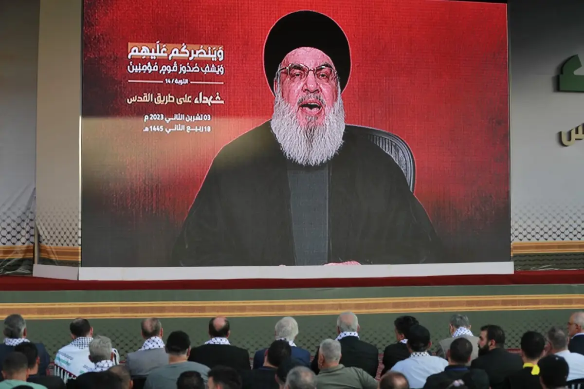 Los partidarios del movimiento chiíta libanés Hezbolá ven un discurso televisado de su líder Hassan Nasrallah en los suburbios del sur de la capital libanesa, Beirut, el 3 de noviembre de 2023. Nasrallah dijo a los Estados Unidos el 3 de noviembre que su grupo respaldado por Irán estaba listo para enfrentarse a sus buques de guerra y que la forma de evitar una guerra regional era detener los ataques en Gaza.