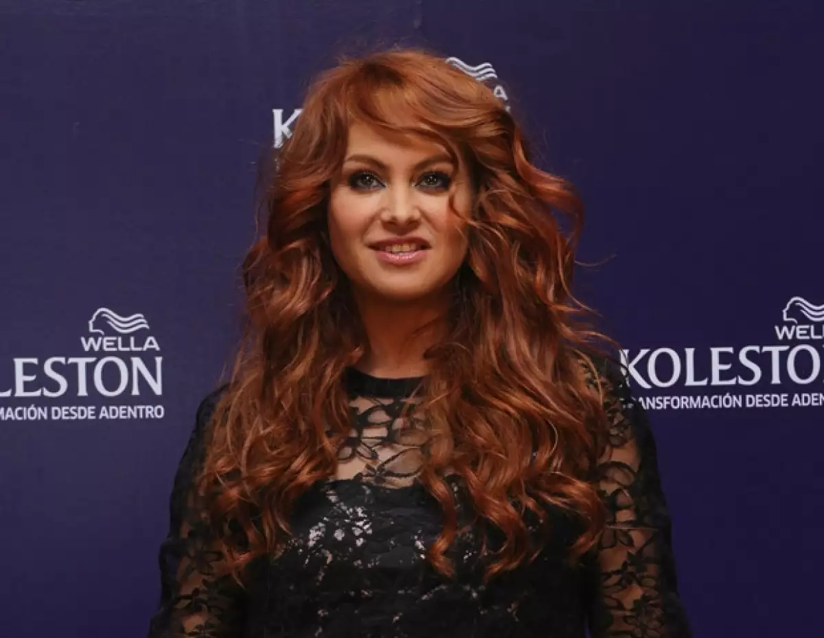 Ayer la cantante junto a sus compañeros de "The X Factor" presentaron la nueva temporada de dicho show, donde la mexicana apareció con el pelo rubio dorado al que nos tenía acostumbrados.