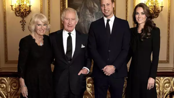 Primer retrato oficial rey Carlos III y reina Camila con los príncipes de Gales