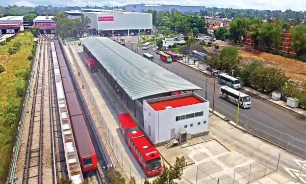 Vista del complejo comercial del CETRAM El Rosario, conectado con la estación El Rosario de la Línea 7 del Metro.