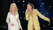 Miley Cyrus se despide de Dolly Parton.