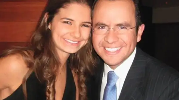 Alejandro Fernández y Karla Laveaga, Marcelo Ebrard y Rosalinda Bueso y Jorge Emilio González y María Couttolenc son parejas que demuestran que en el amor no importa la edad.