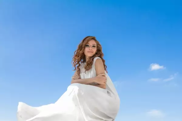 Ceci de la Cueva. Moda: Yakampot. Peinado: Roberto Robie (Estilista Pantene Institute) @RobertoRobie. Maquillaje: Guillermo Segovia @MemoSegovia1