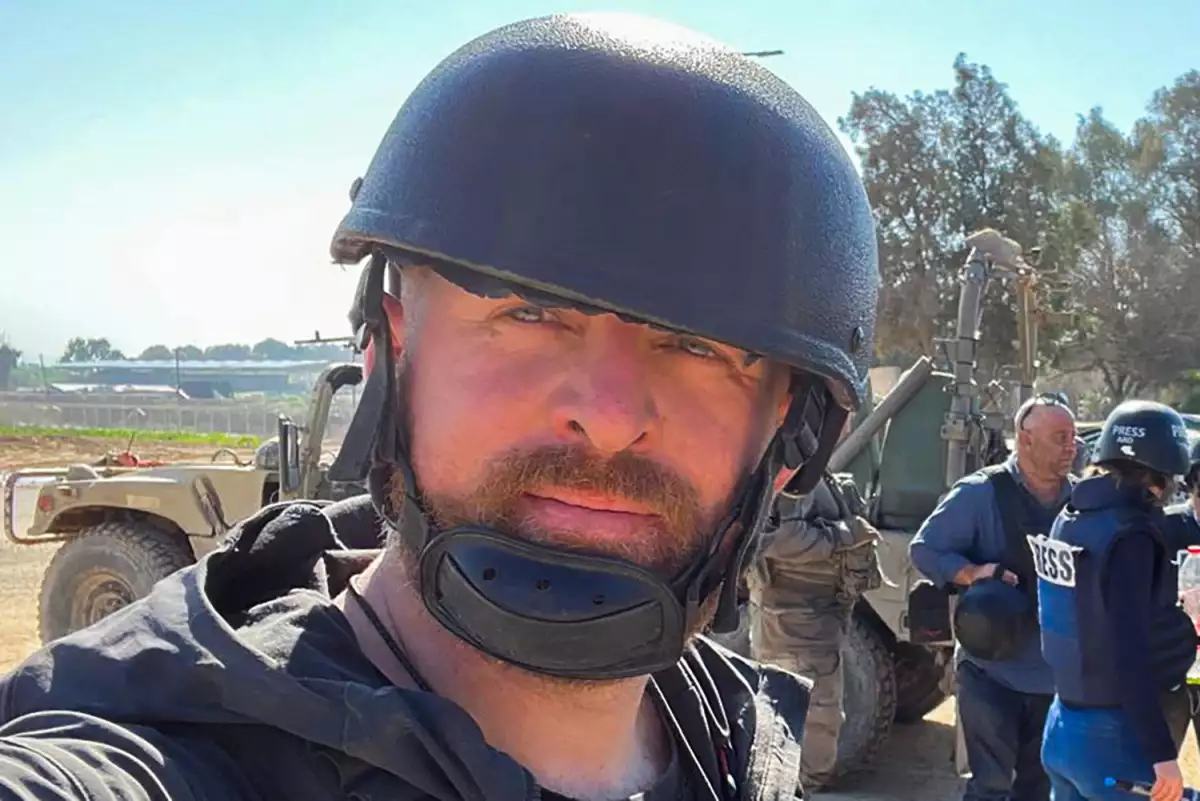 El asesor de seguridad de Reuters, Ryan Evans, se toma un selfie en una tarea de reportaje de noticias cerca de la frontera con Gaza en Be'eri, en el sur de Israel, el 8 de febrero de 2024.