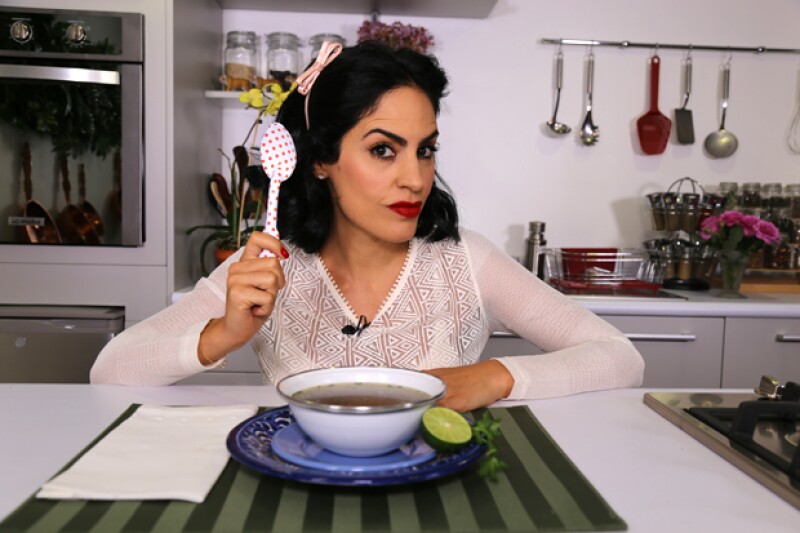 Tati Ortiz Monasterio te enseña a hacer un caldo de hongos que tendrás listo en 15 minutos, perfecto para tu familia.